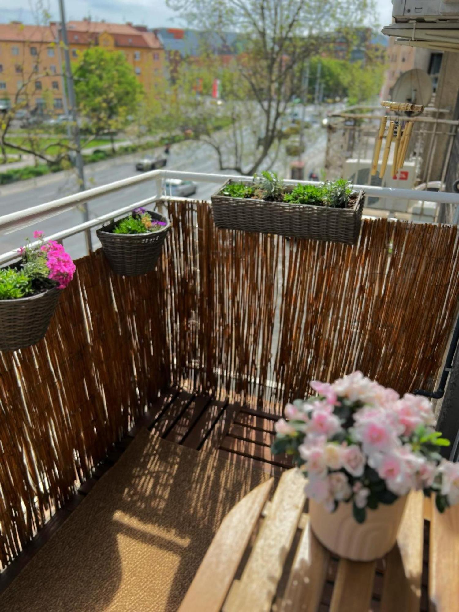 West Budapest Apartman Luaran gambar
