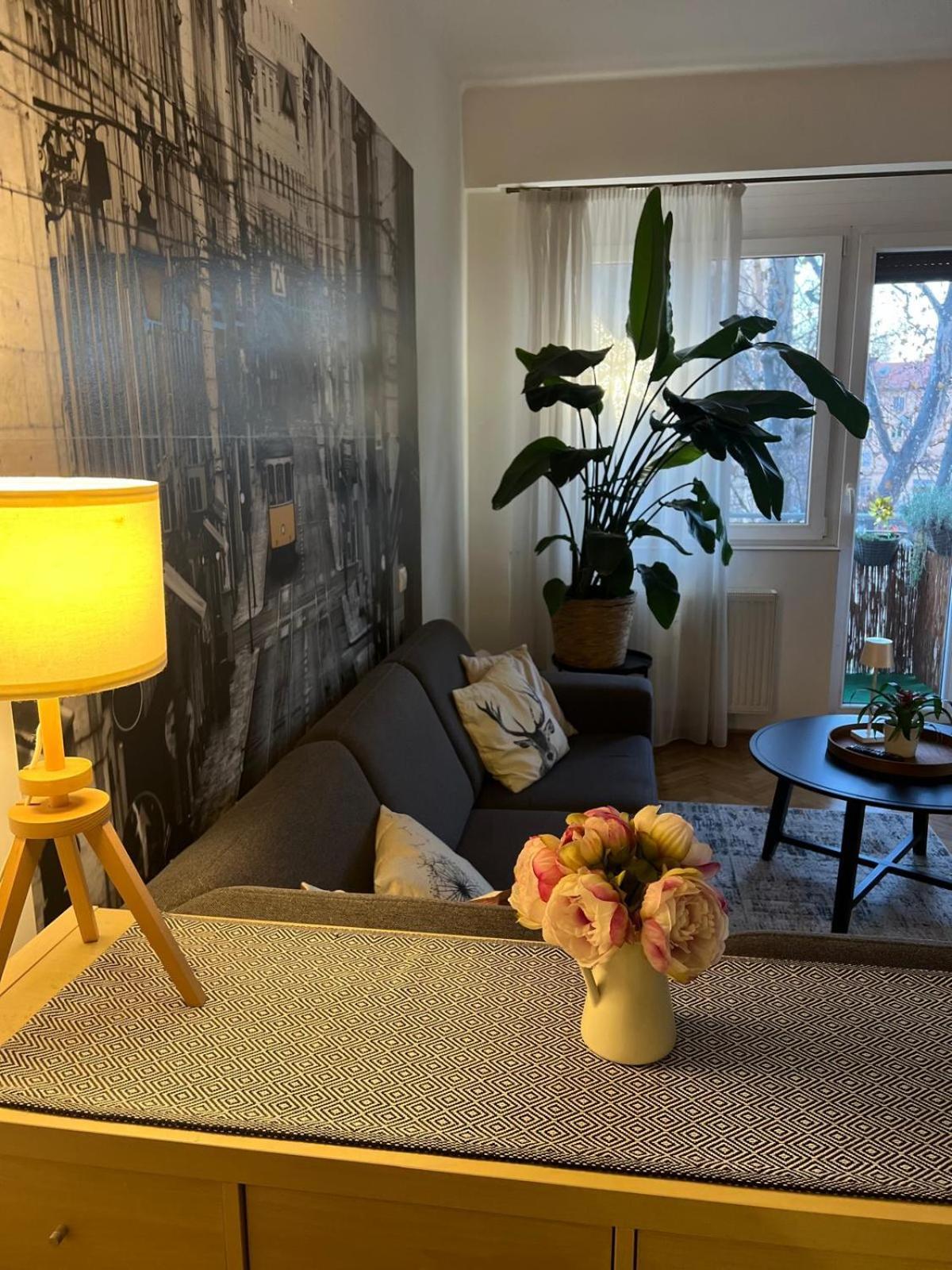 West Budapest Apartman Luaran gambar